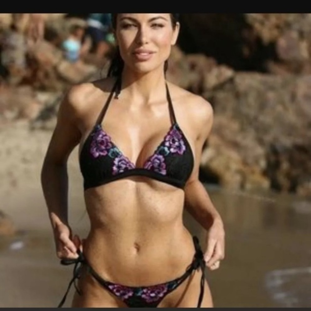 Beach Bunny Bikini Top Floral Daze Black size L